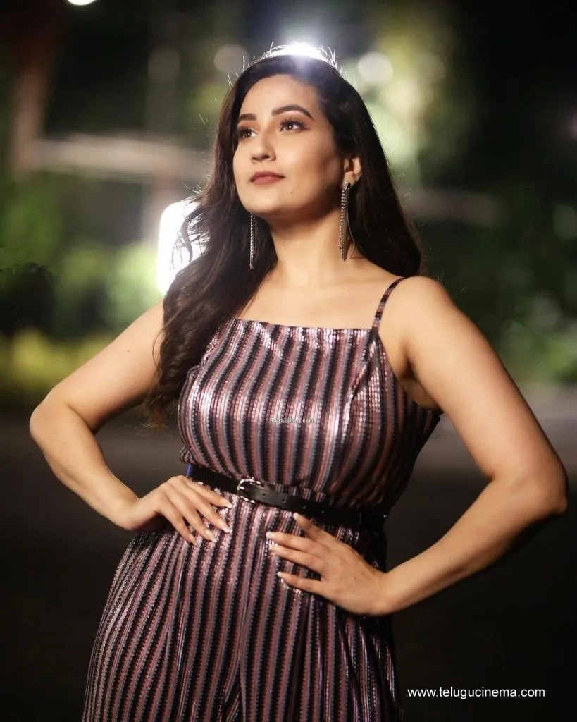 Manjusha Stills 18102100001