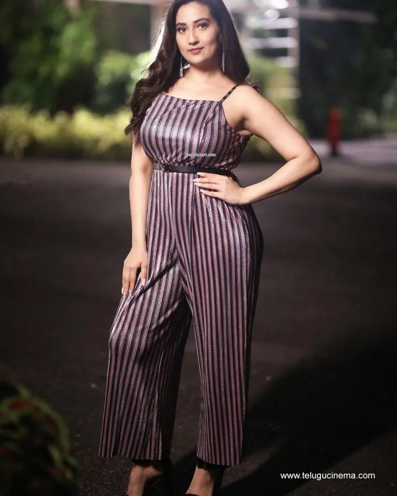 Manjusha Stills 18102100006