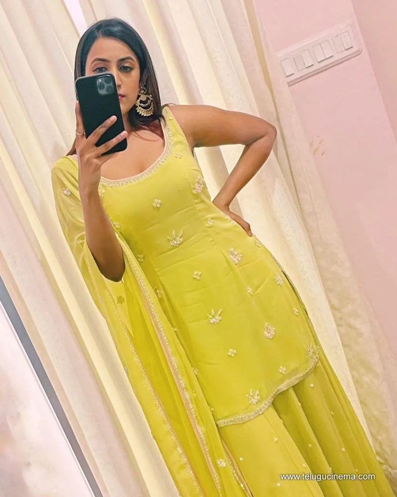 Niharika Stills 25102100001