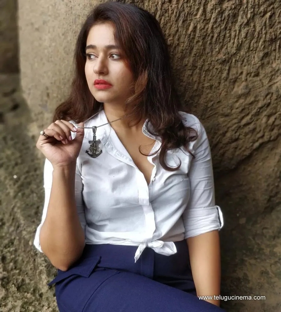 Poonam Stills 19102100004