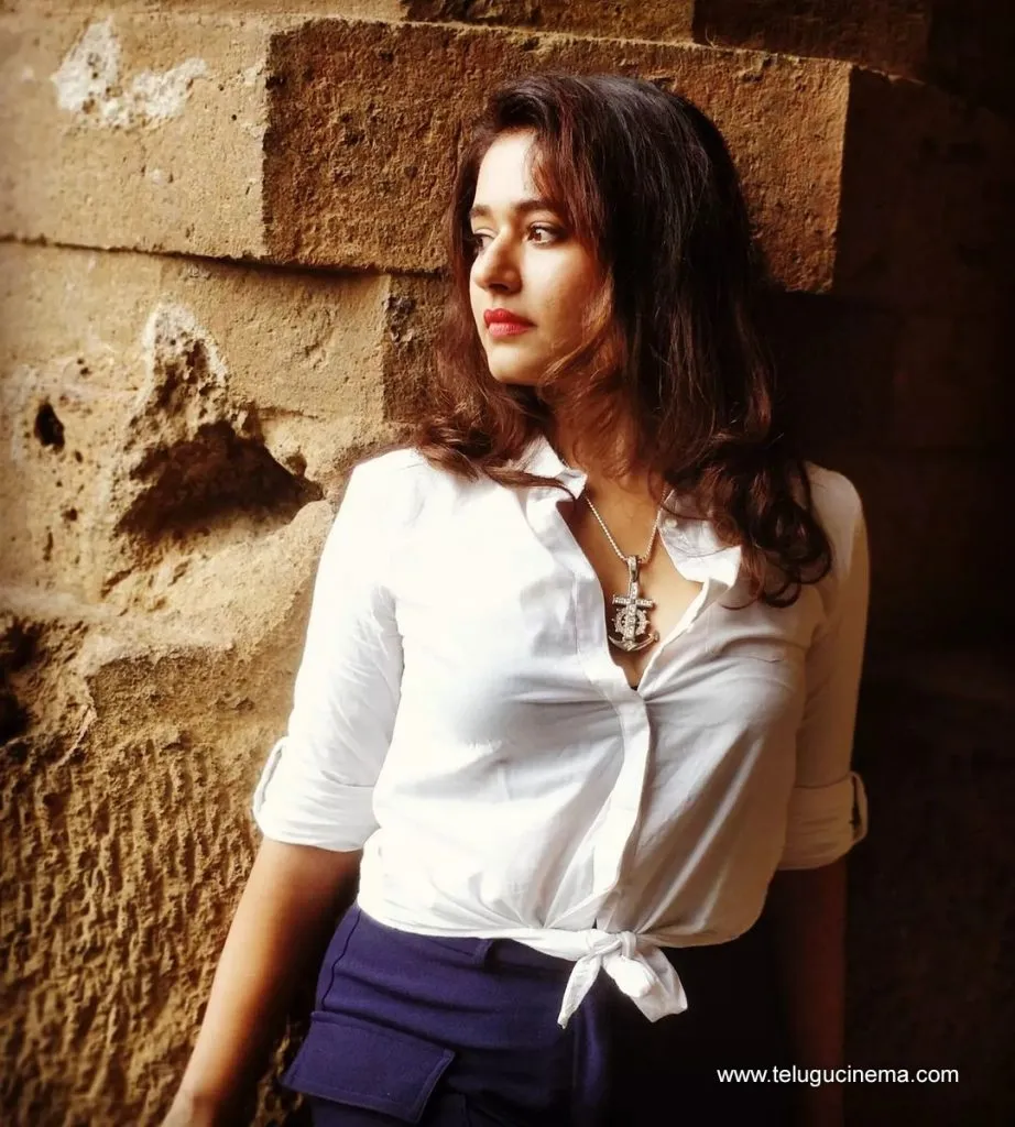 Poonam Stills 19102100005