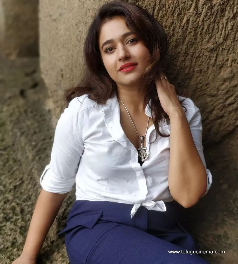 Poonam Stills 19102100006