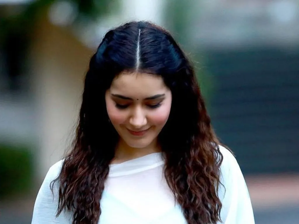 Raashi Khanna Regulargirl