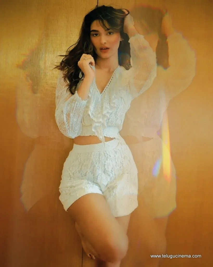 Saieemanjrekar Stills 20102100001