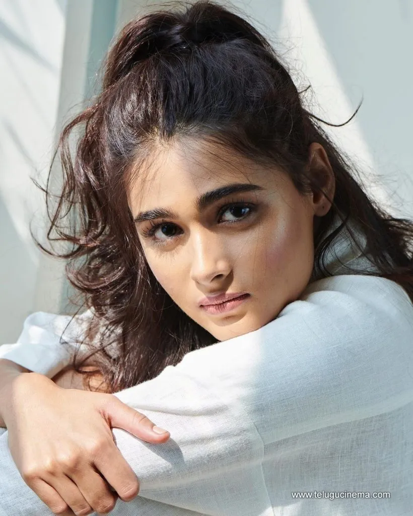 Shalini Stills 11102100001