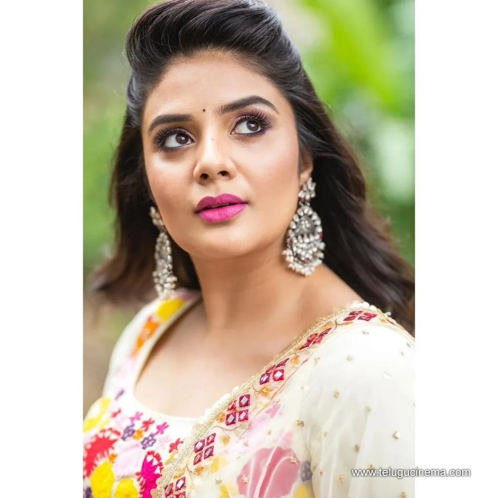 Sreemukhi Stills 11102100005