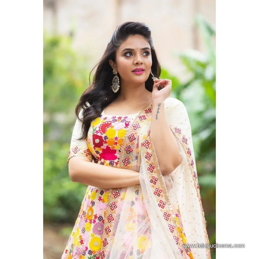 Sreemukhi Stills 11102100006