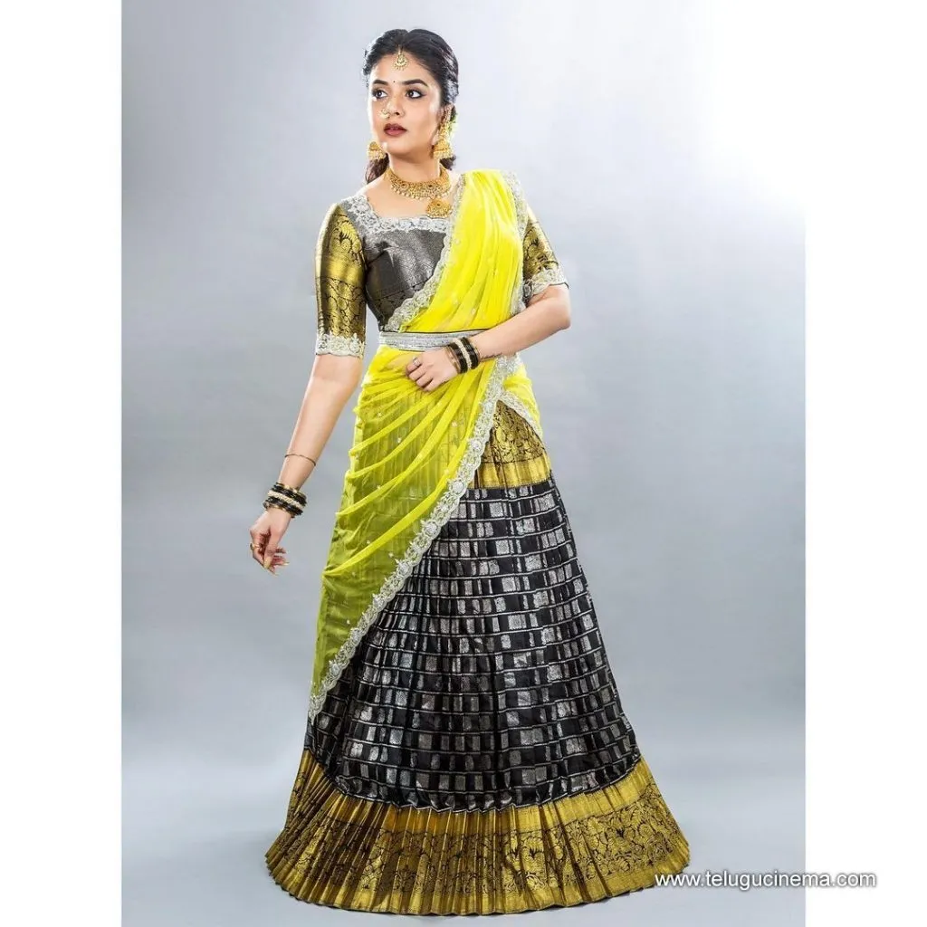 Sreemukhi Stills 22102100008