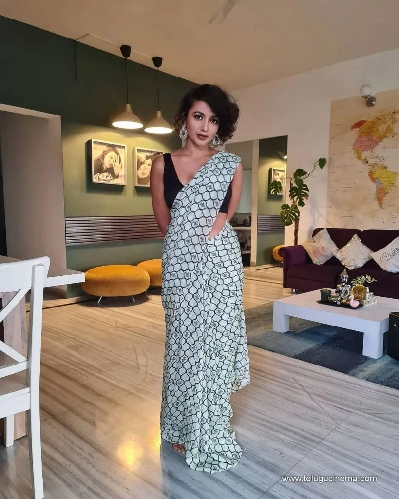 Tejaswi Stills 12102100001