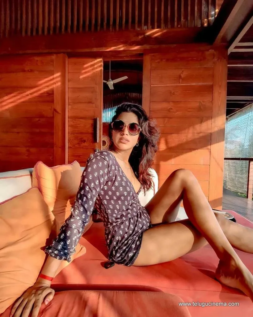 Amalapaul Stills 031121 001