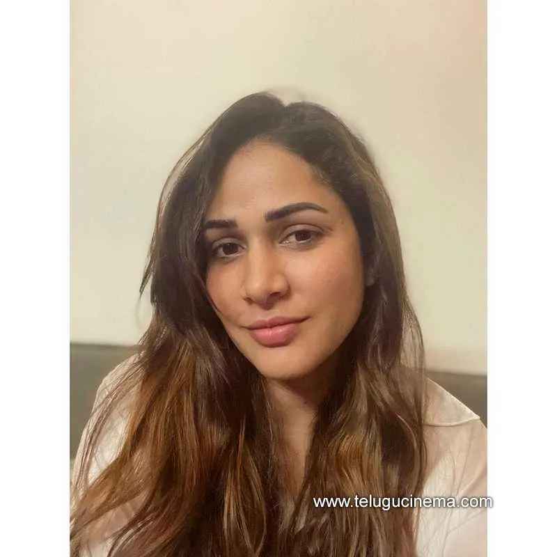 Lavanya Stills 271121 001