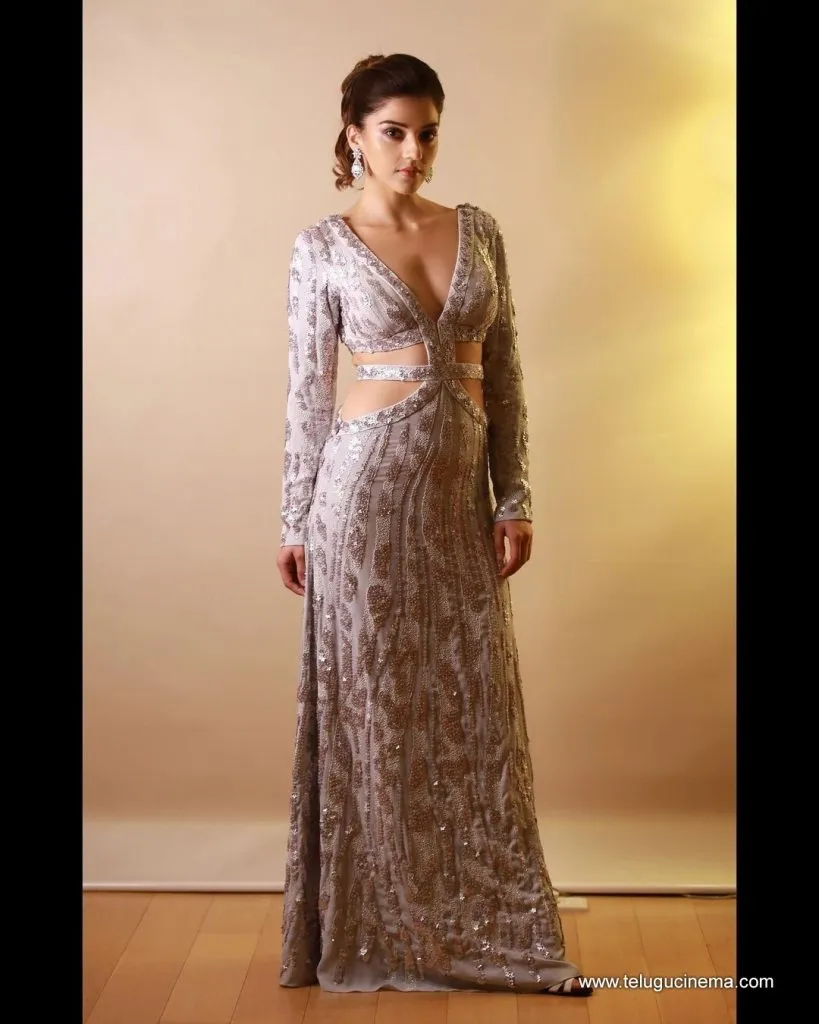 Mehreen Stills 01112100001