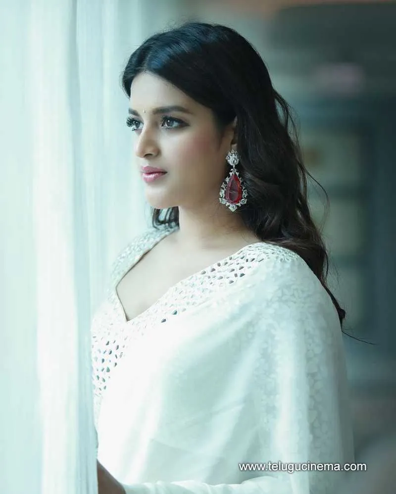 Nidhhi Stills 051121 002