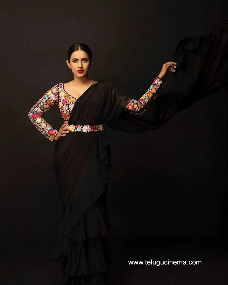 Niharika Stills 171121 002 1