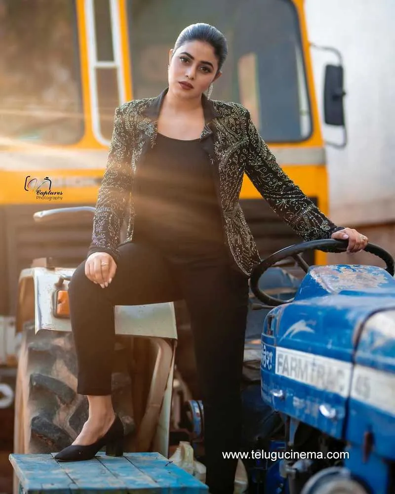 Poorna Stills 151121 001 1