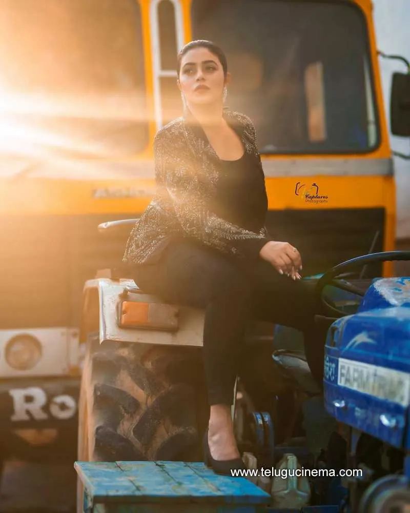 Poorna Stills 151121 002