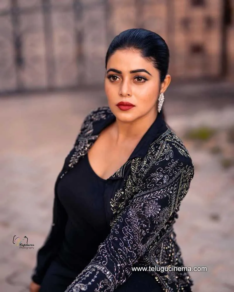 Poorna Stills 151121 004