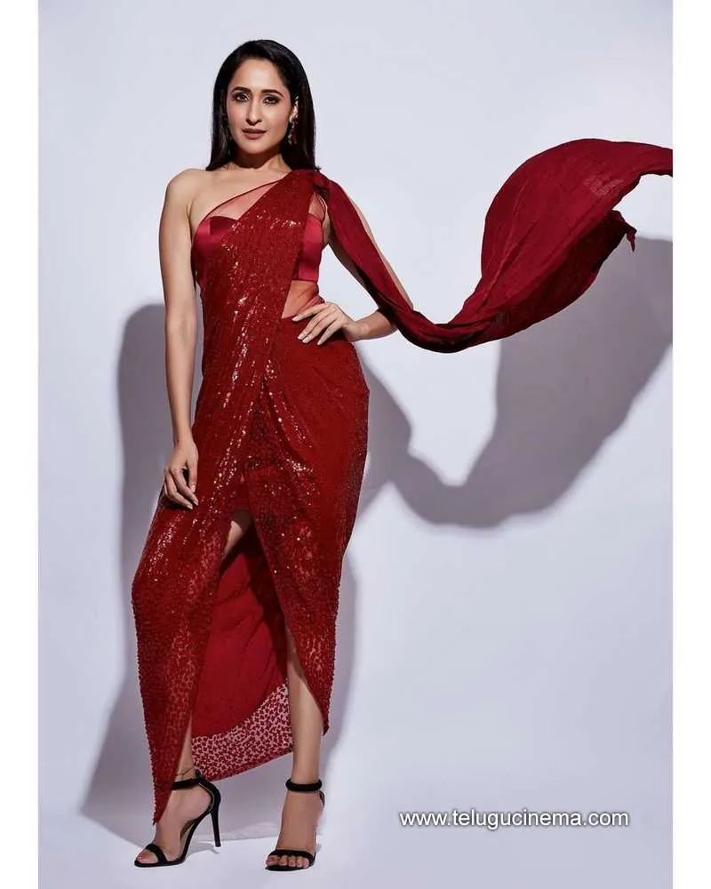 Pragyajaiswal Stills 301121 007