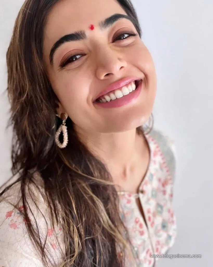 Rashmika Stills 041121 001