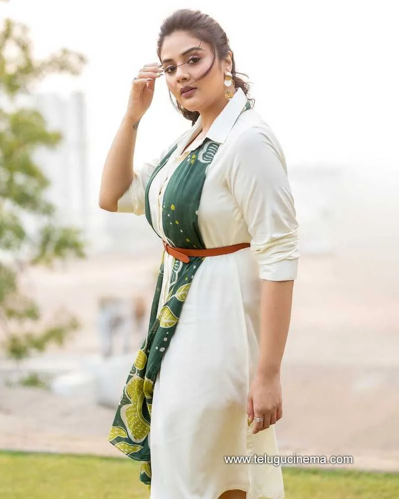 Sreeemukhi Stills 181121 002