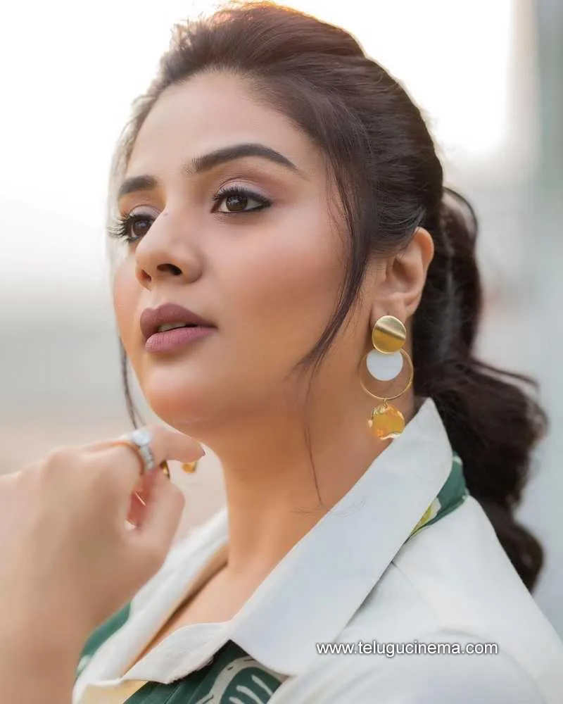 Sreeemukhi Stills 181121 004
