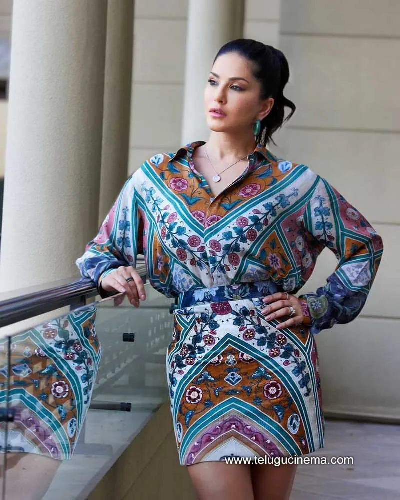 Sunnyleone Stills 291121 001
