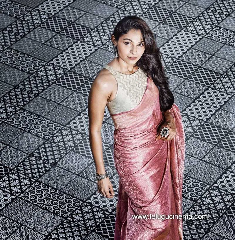 Andrea Stills 131221 002