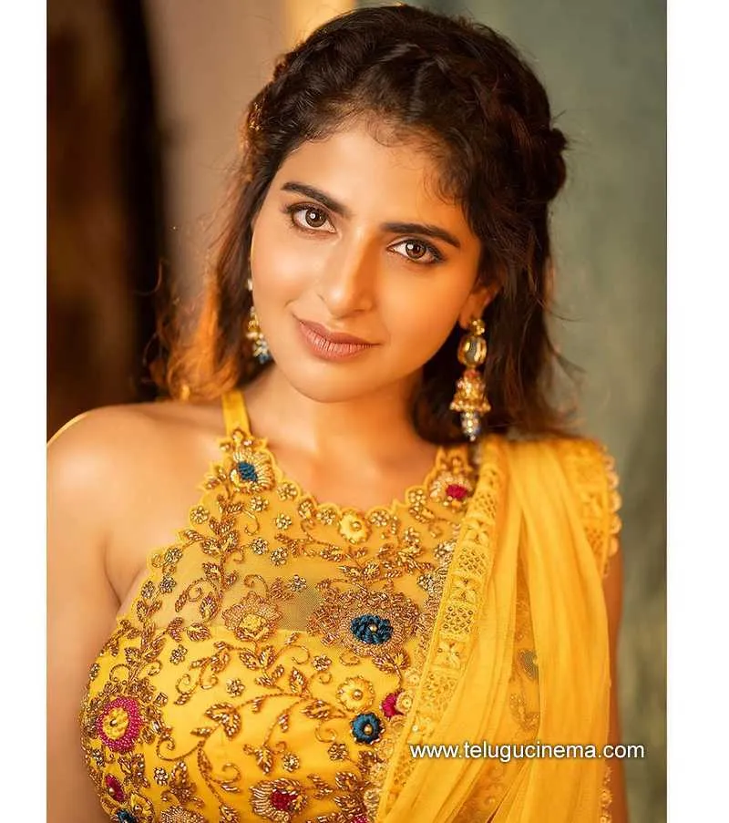 Iswarya Stills 101221 001