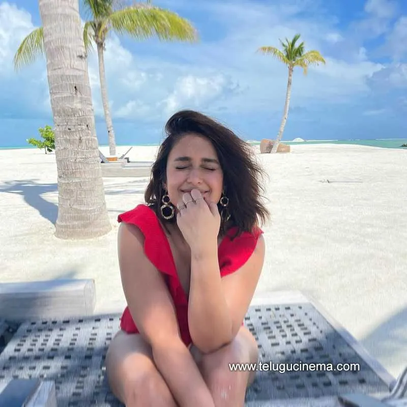 Iswarya Stills 101221 003 1