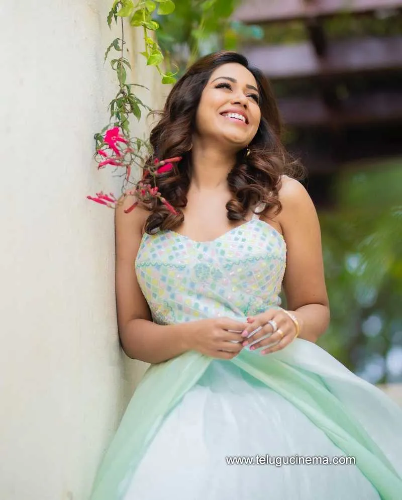 Nivetha Stills 051221 005