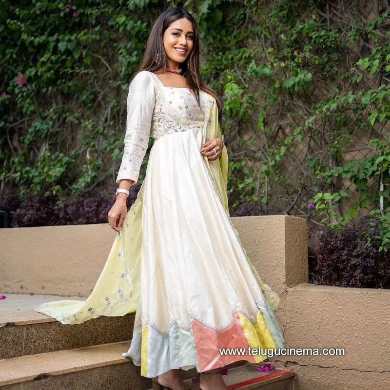 Nivetha Stills 211221 003