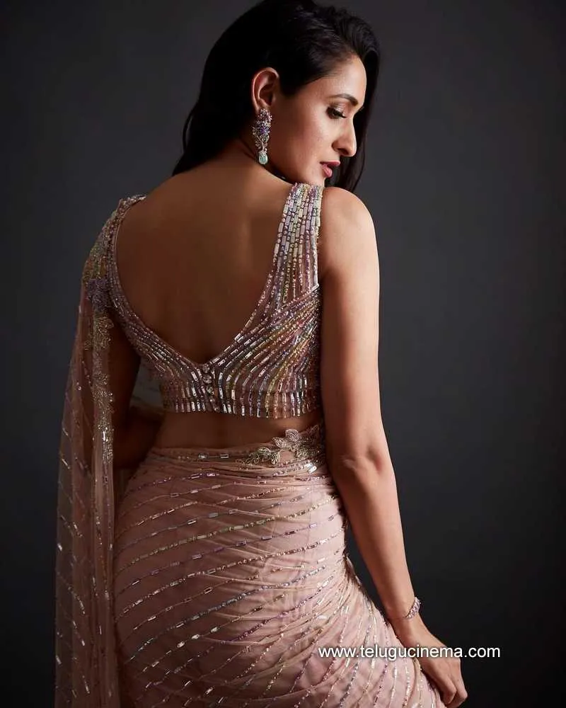 Pragyajaiswal Stills 081221 004