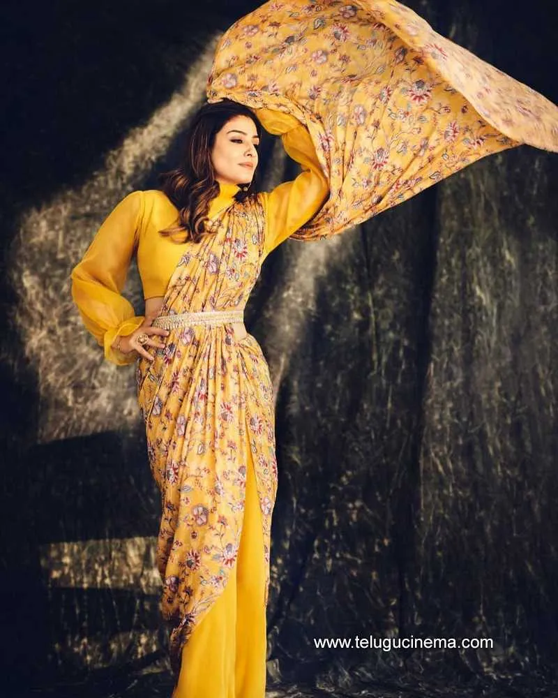 Raveena Stills 171221 003