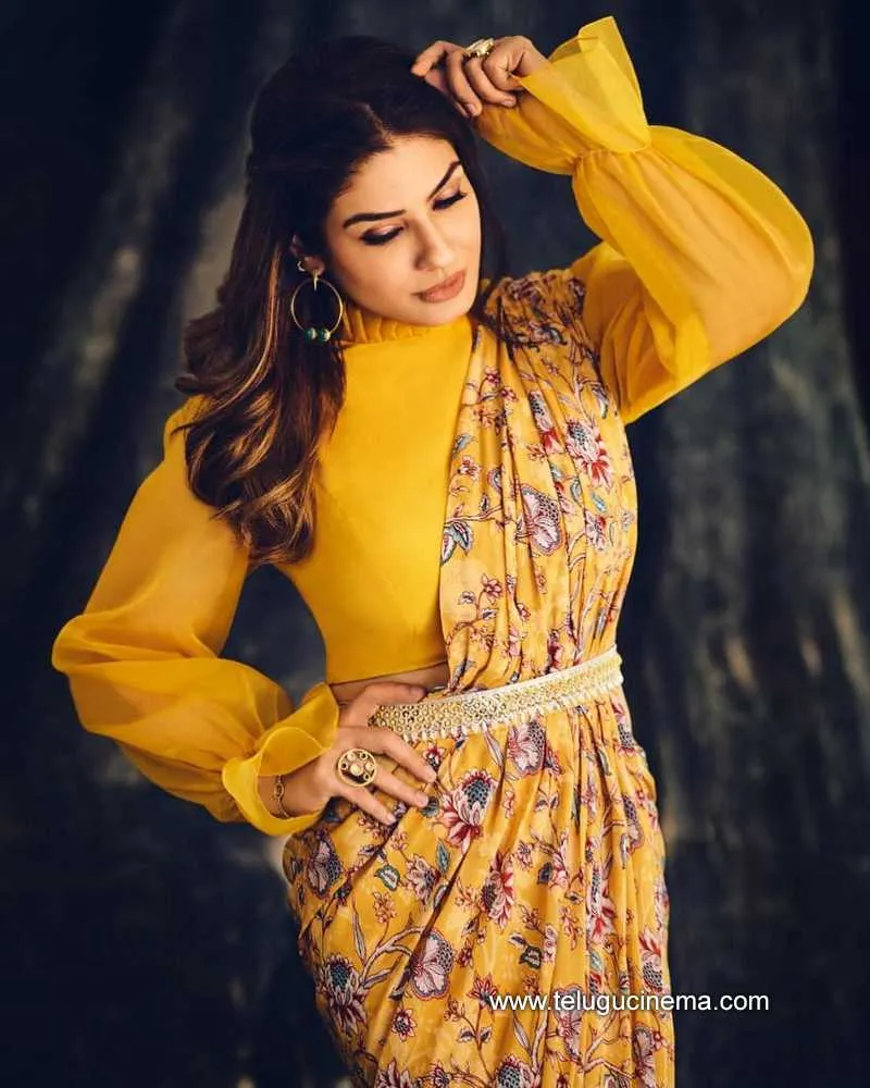 Raveena Stills 171221 005