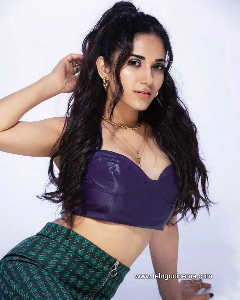 Ruhanisharma Stills 111221 002