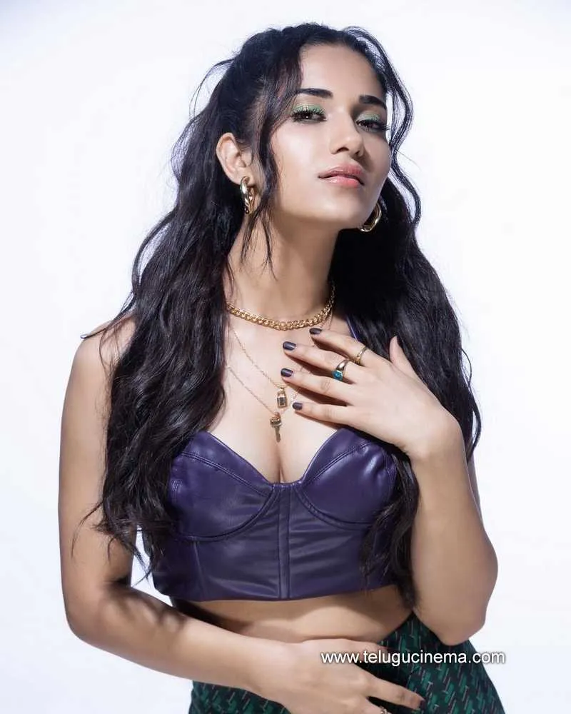 Ruhanisharma Stills 131221 001