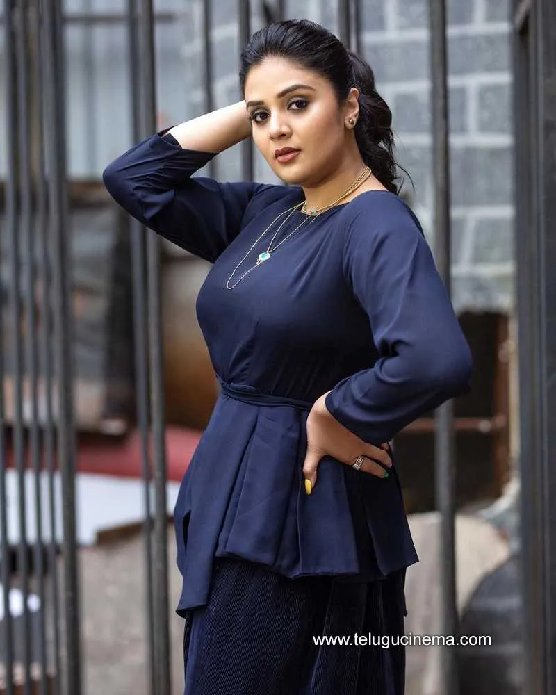Sreemukhi Stills 061221 001