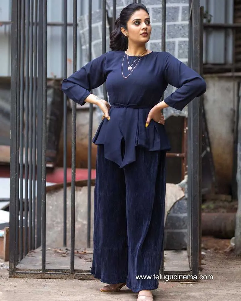 Sreemukhi Stills 061221 004