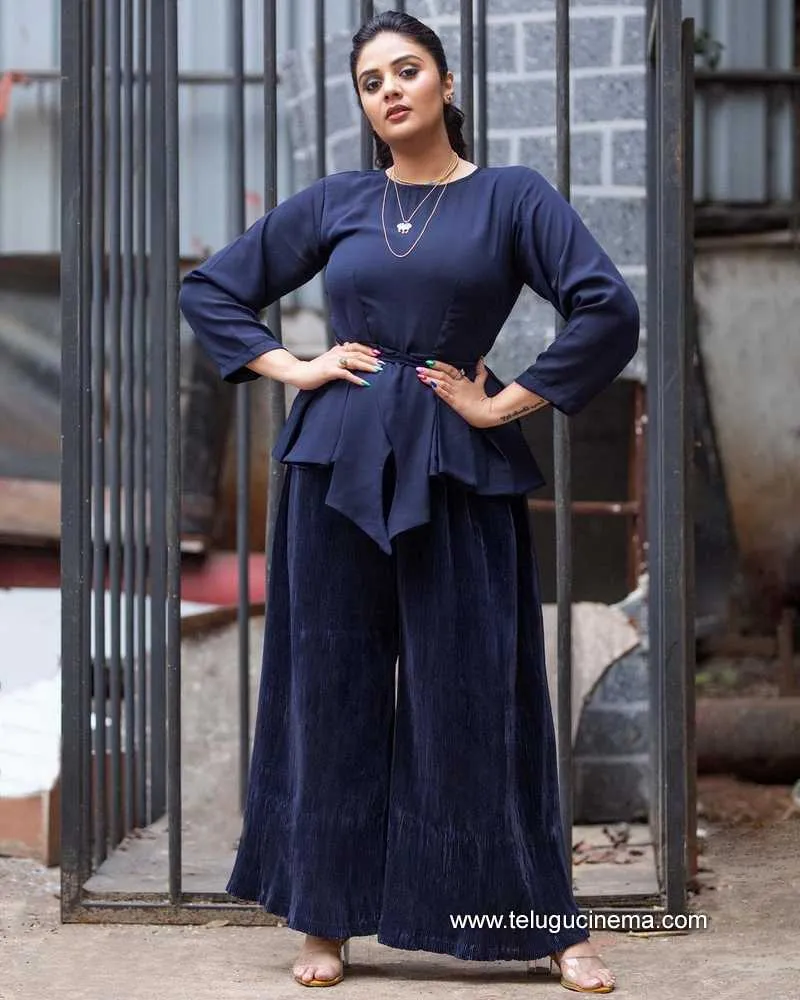 Sreemukhi Stills 061221 005