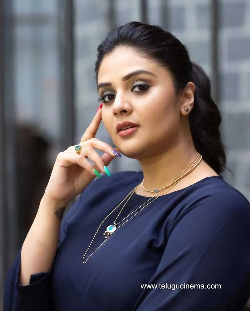 Sreemukhi Stills 061221 006