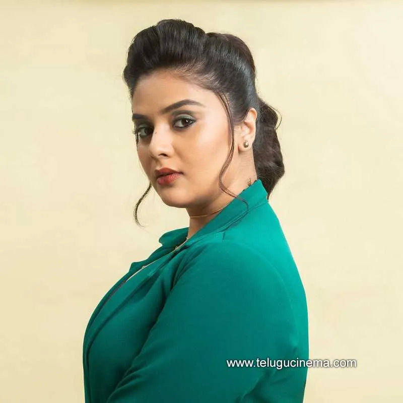 Sreemukhi Stills 241221 008