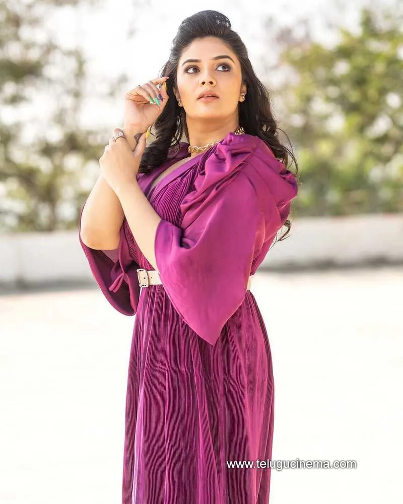 Sreemukhi Stills 311221 004