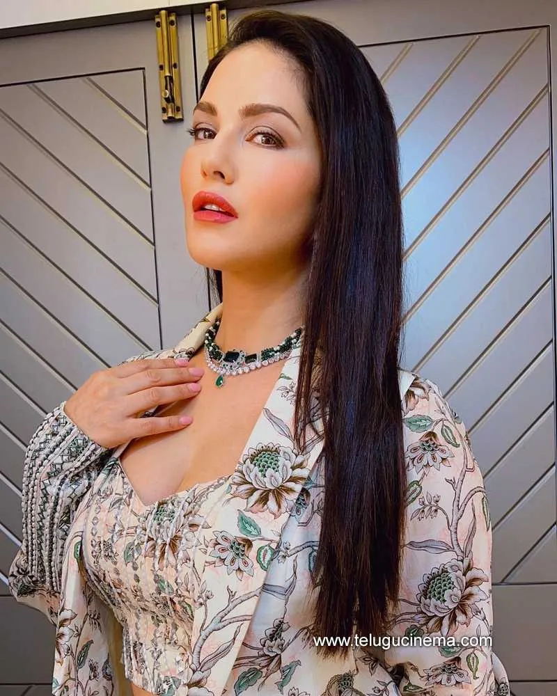 Sunnyleone Stills 301221 001