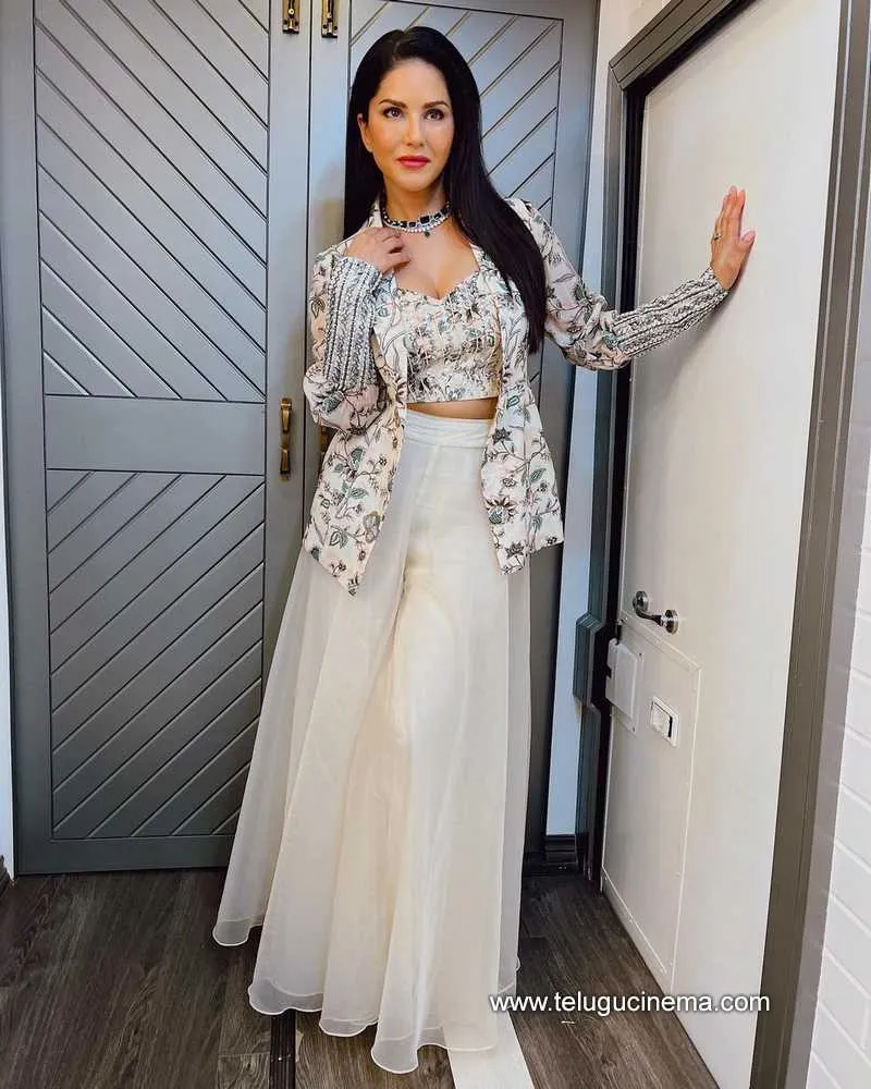 Sunnyleone Stills 301221 004