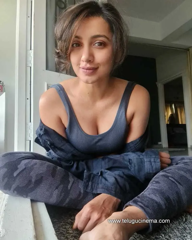 Tejaswi Stills 111221 003