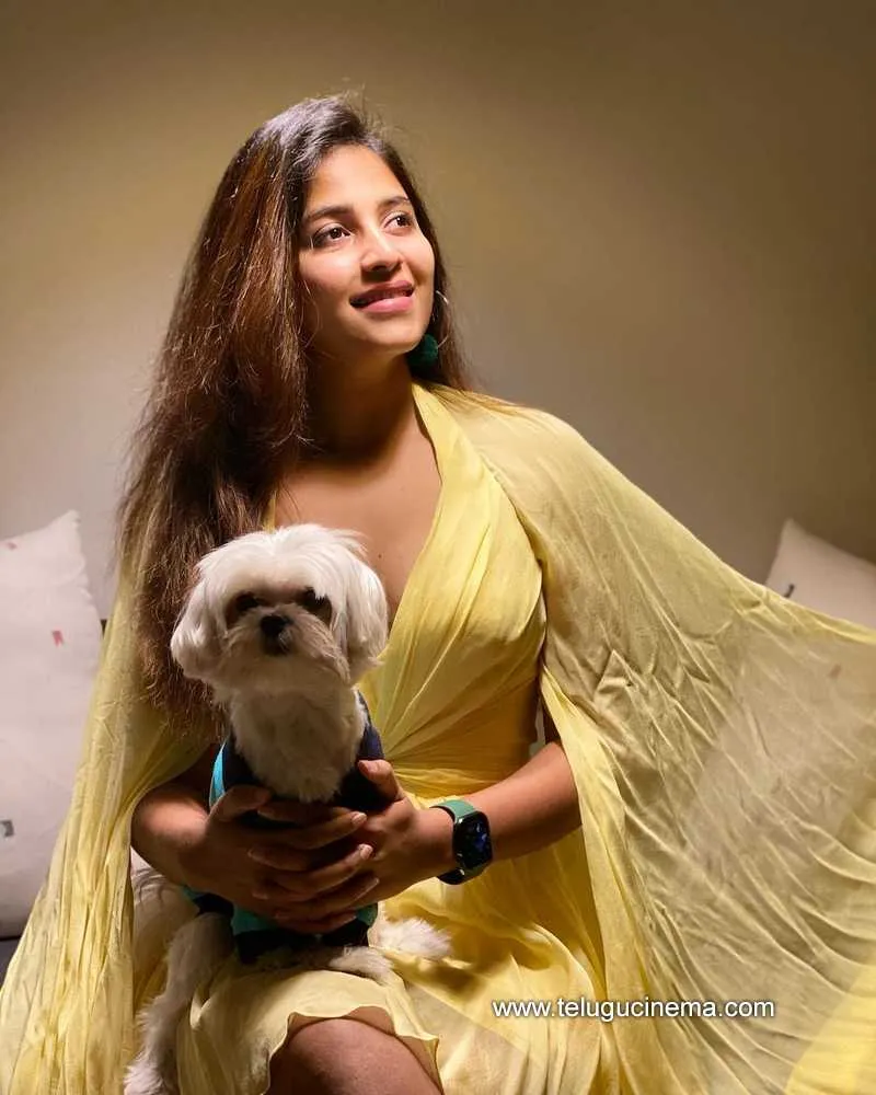 Anjali Stills 010122 004