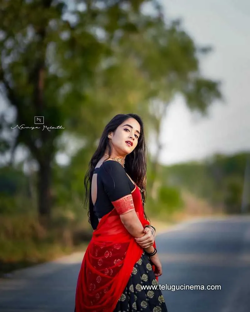 Deepthisunaina Stills 190122 001