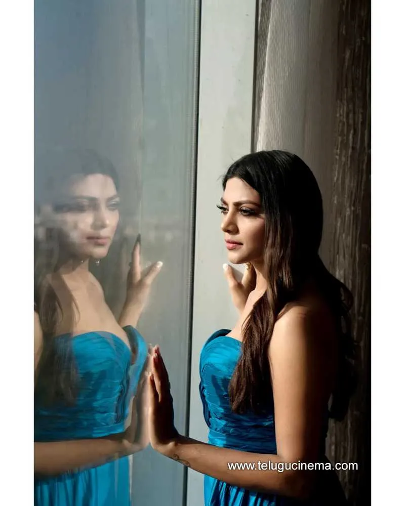Lahari Stills 110122 003