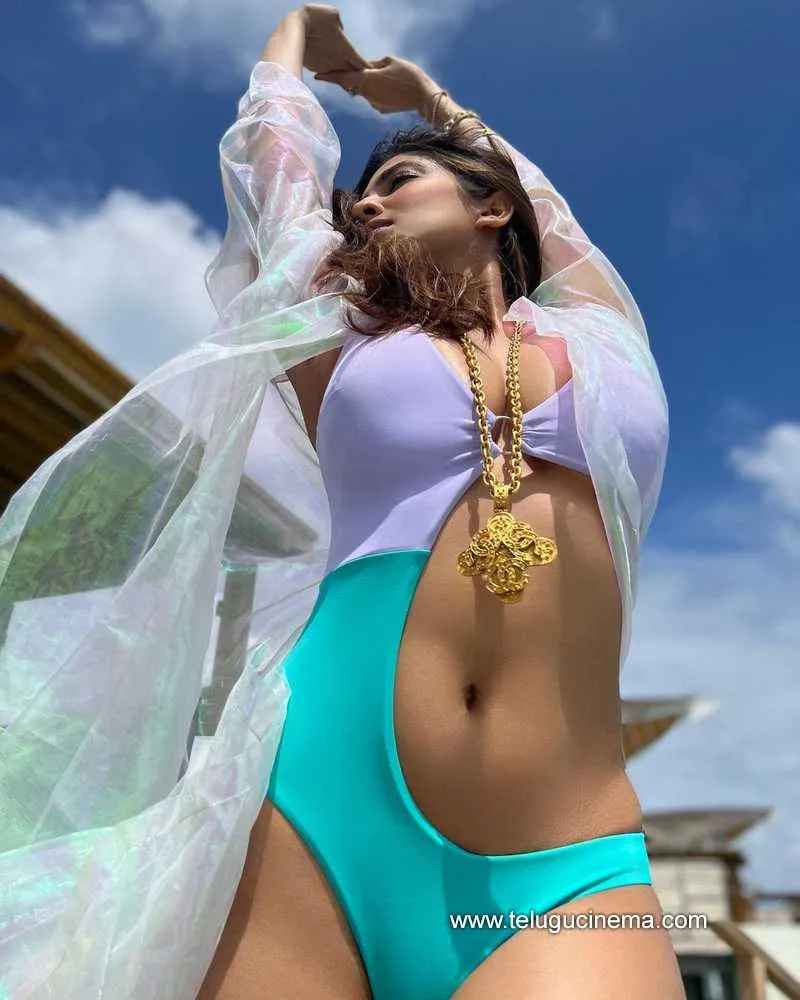 Malaika Stills 310122 003