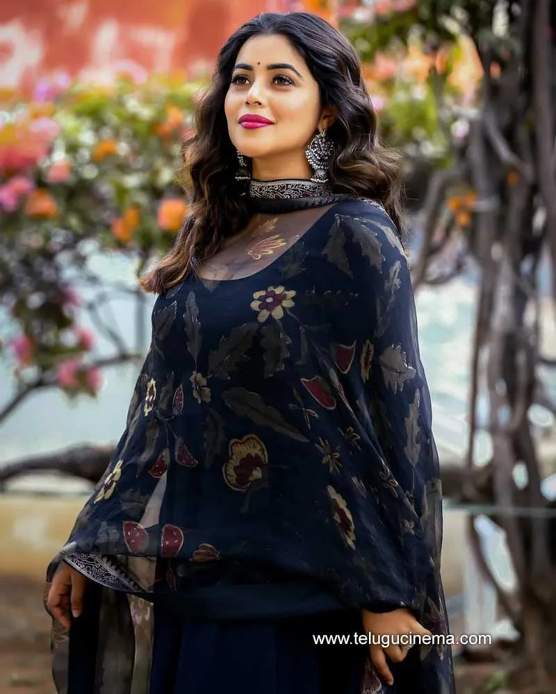 Poorna Stills 300122 001